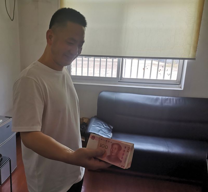 點(diǎn)贊！拾金不昧好的哥 萬元現(xiàn)金物歸原主